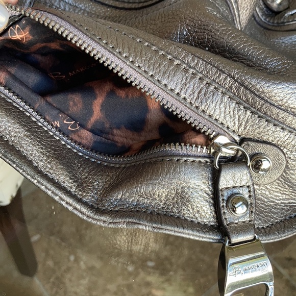 B. MAKOWSKY crossbody gray metallic silver leather bag - Picture 9 of 12